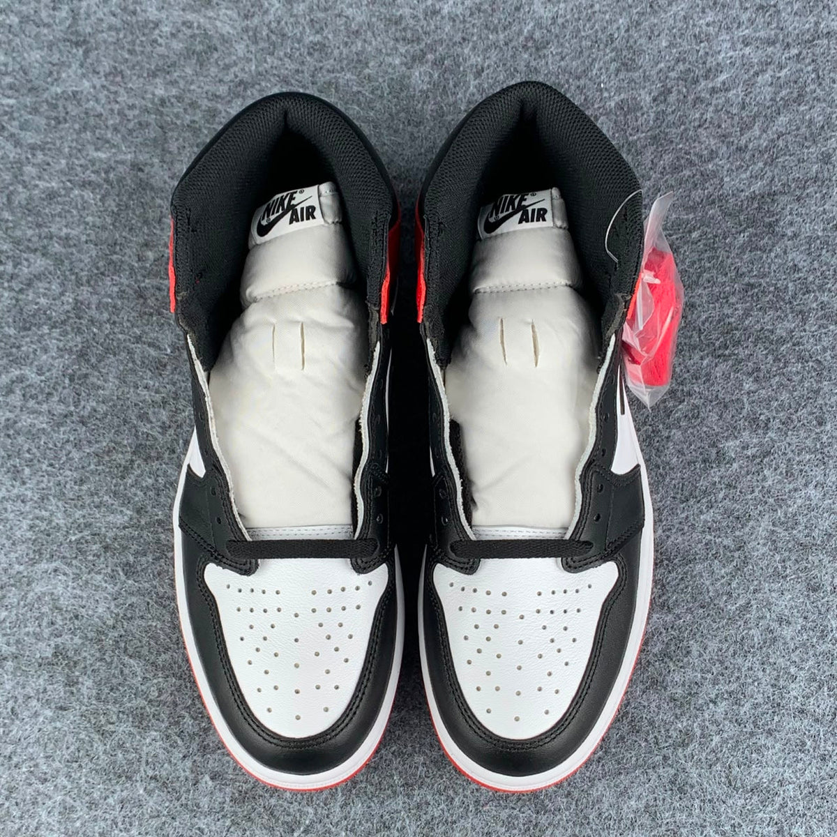 Air Jordan 1 Retro High OG 'Black Toe' 2016