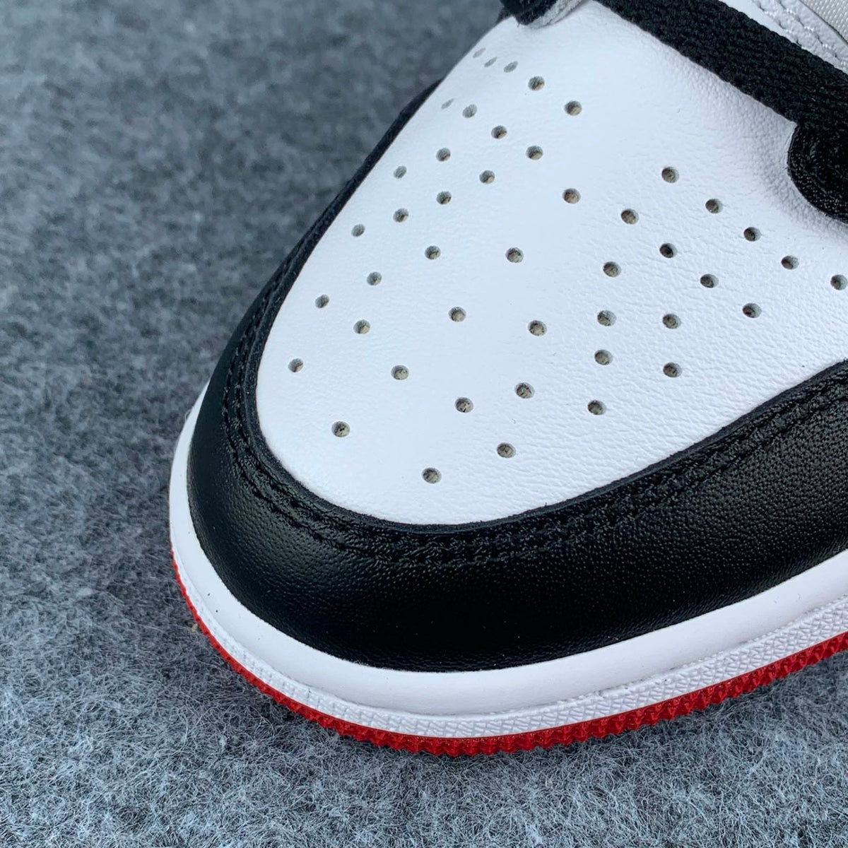 Air Jordan 1 Retro High OG 'Black Toe' 2016