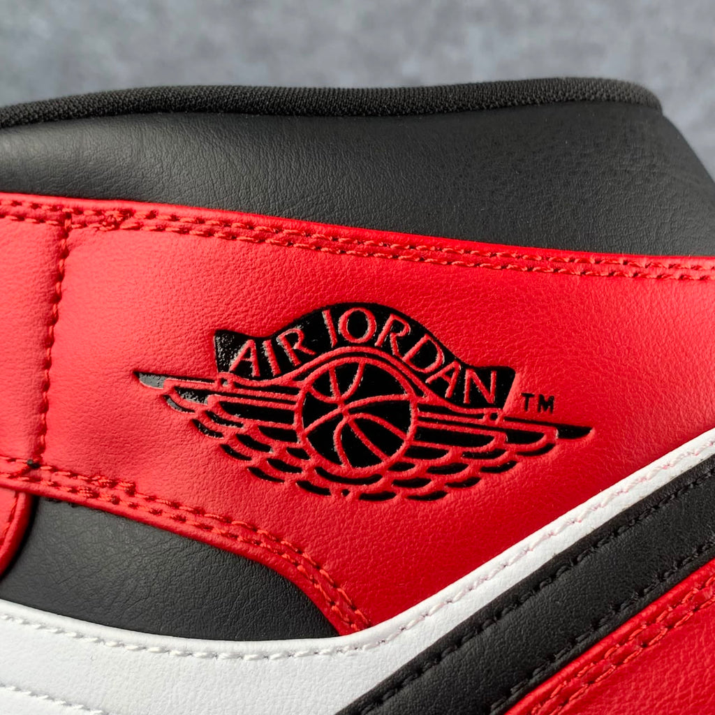 Air Jordan 1 Mid 'Chicago Black Toe'
