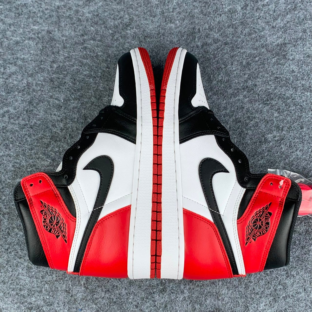 Air Jordan 1 Retro High OG 'Black Toe' 2016