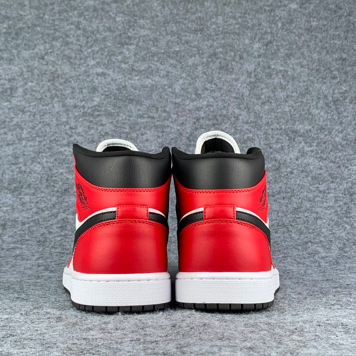 Air Jordan 1 Mid 'Chicago Black Toe'