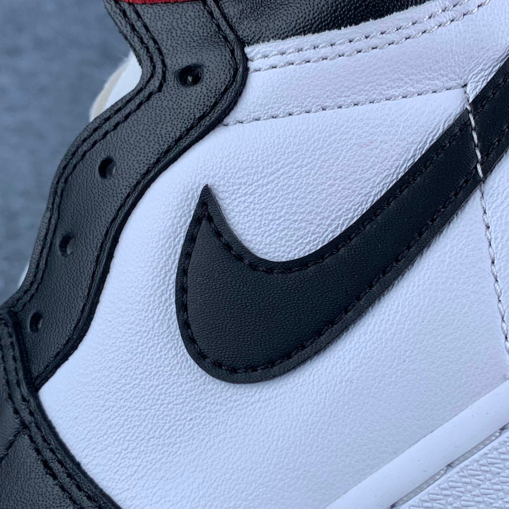 Air Jordan 1 Retro High OG 'Black Toe' 2016
