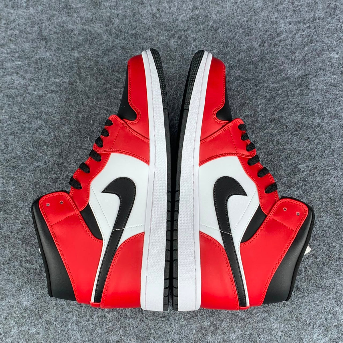 Air Jordan 1 Mid 'Chicago Black Toe'