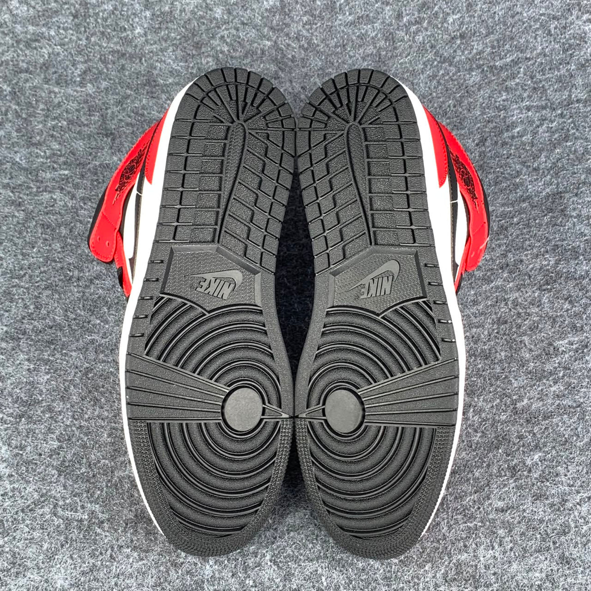 Air Jordan 1 Mid 'Chicago Black Toe'