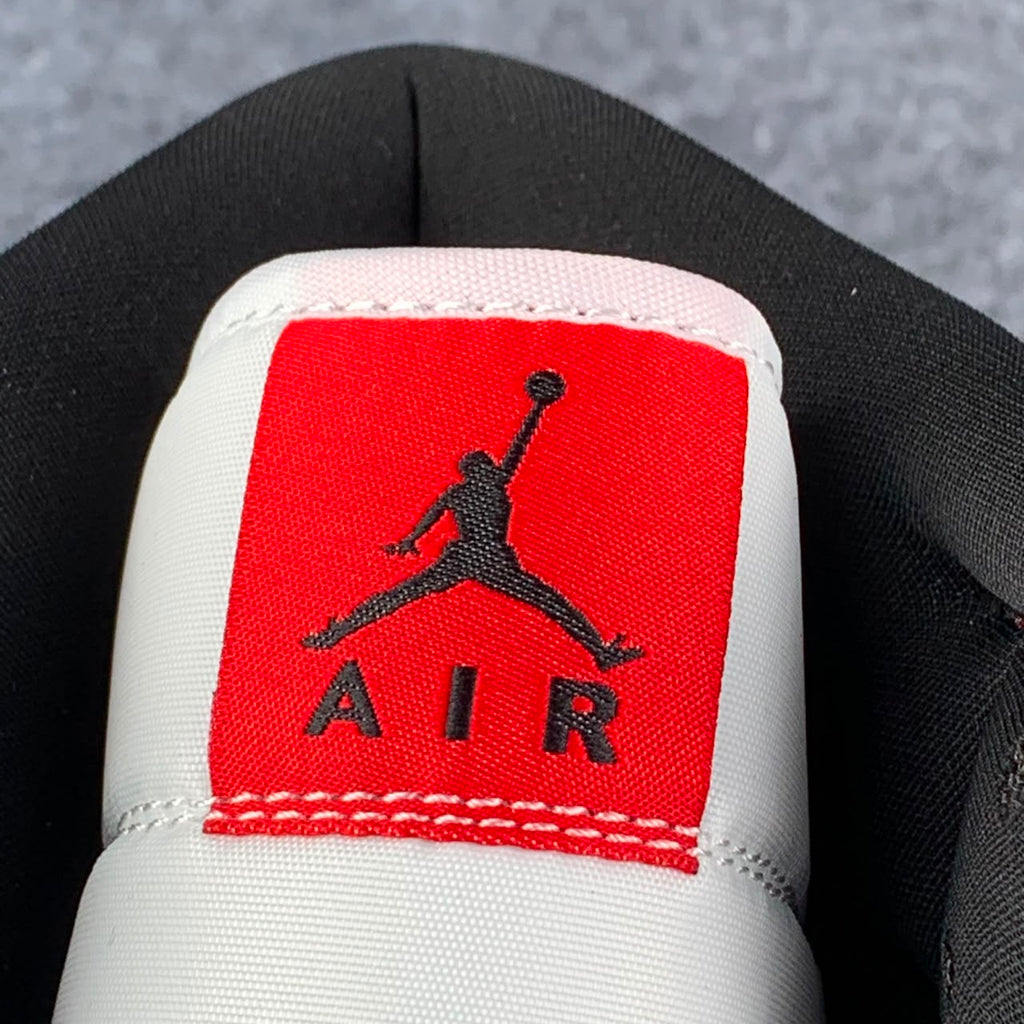 Air Jordan 1 Mid 'Chicago Black Toe'