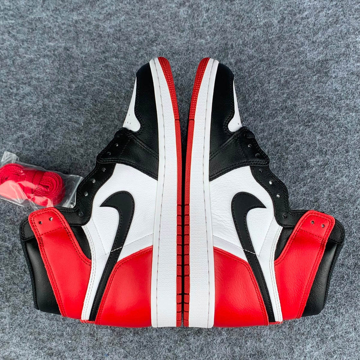 Air Jordan 1 Retro High OG 'Black Toe' 2016