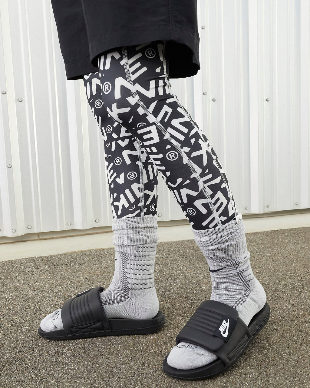 Nike Women's Offcourt Adjust Slides - Black / White DV1033-002