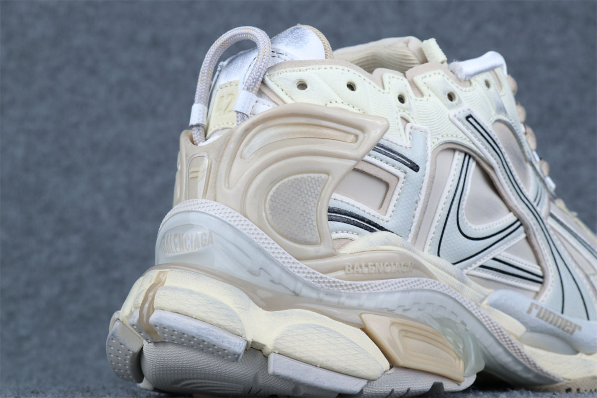 Balenciaga Wmns Runner 'Worn-Out - Beige'